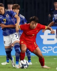  曼联争议红牌引热议，B费染红离场球队惨遭绝杀  