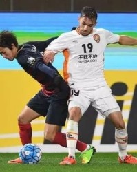  法兰克福主场球迷抗议俱乐部管理层决策引关注  